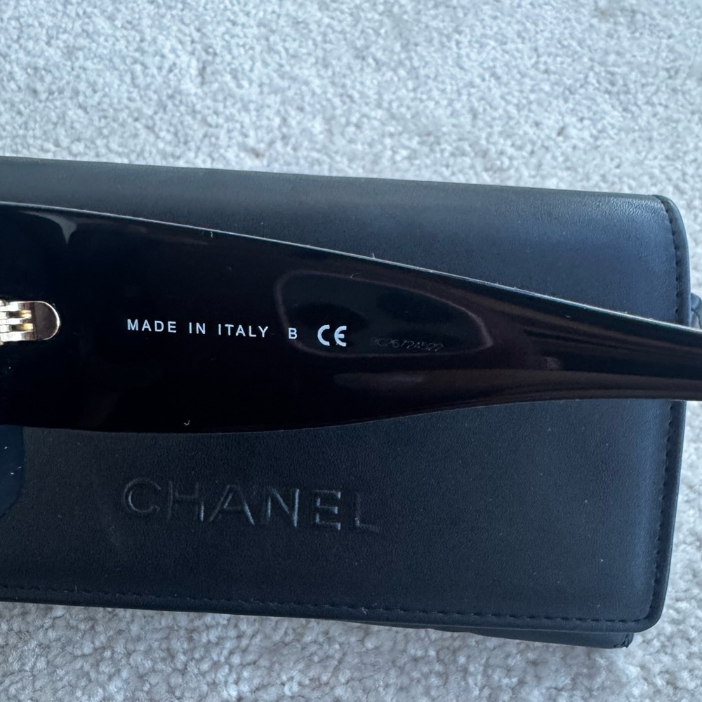 CHANEL Black and Gold Sunglasses with Bold Design - Picture 7 of 16